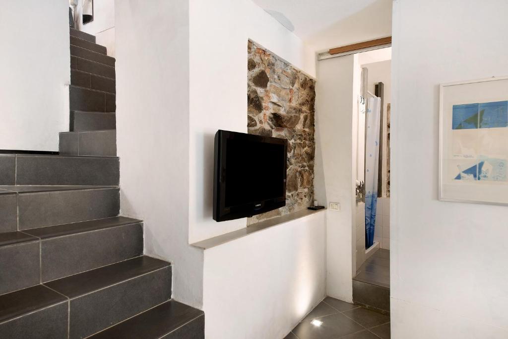 A television and/or entertainment centre at Beroni su due livelli