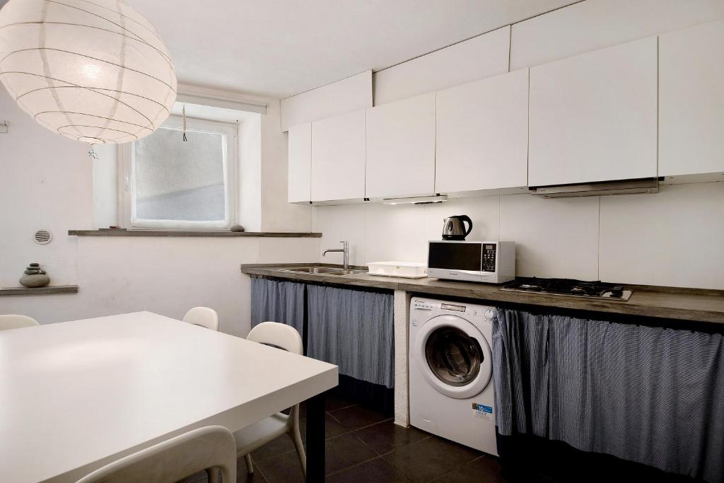 A kitchen or kitchenette at Beroni su due livelli