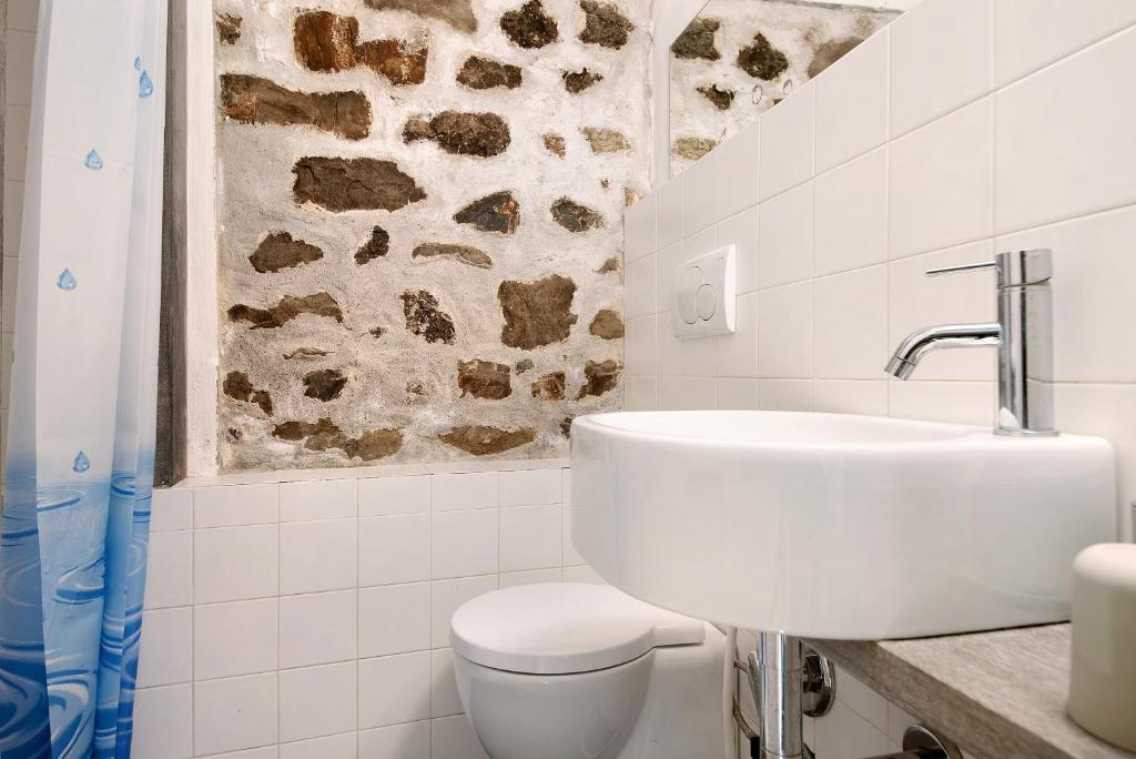 A bathroom at Beroni su due livelli