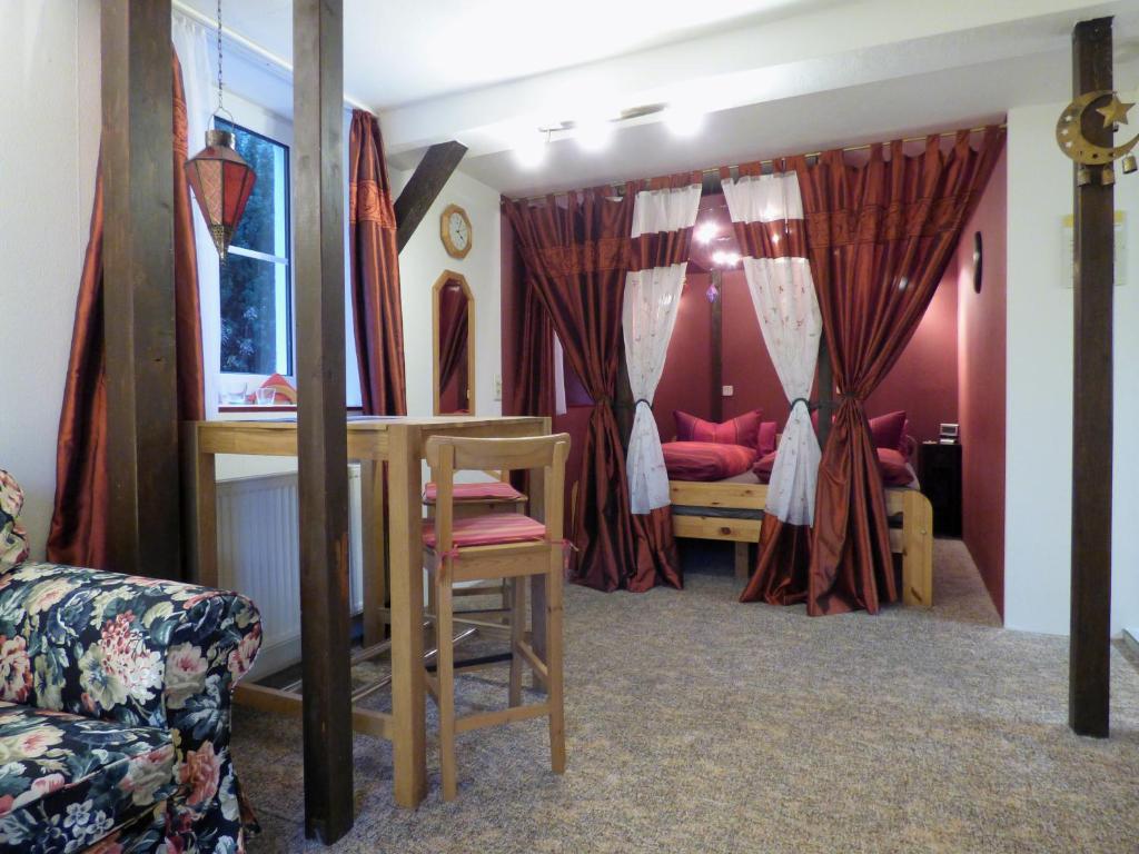 Zimmer mit einem Schlafzimmer mit einem Bett und einem Stuhl in der Unterkunft Inselromantik Rügen in Dreschvitz