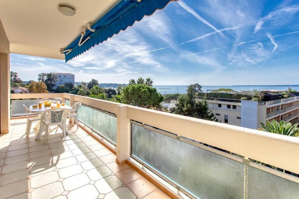 balcón con mesa y vistas al océano en A6- 3p Antibes Garoupe vue mer terrasse clim garage en Antibes