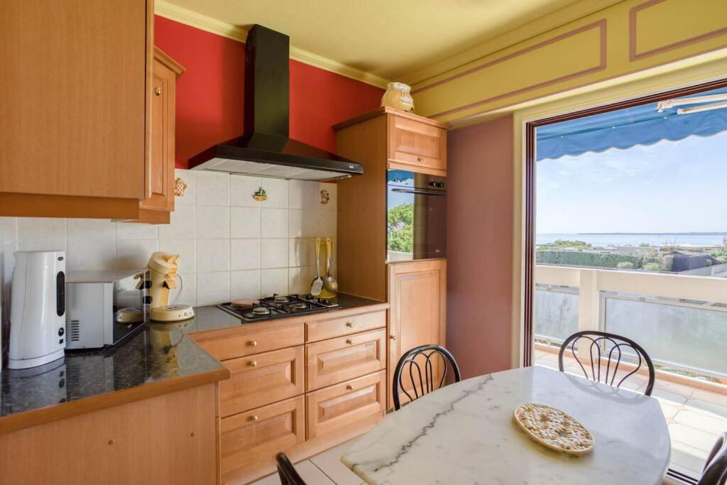 Kuchyňa alebo kuchynka v ubytovaní A6- 2 BDR Incredible Sea View - AC, Garage & Terrace
