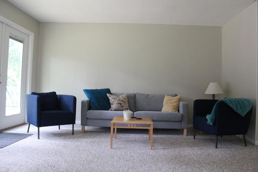 Posezení v ubytování Stay-in' - close-in, clutter-free rental-only home