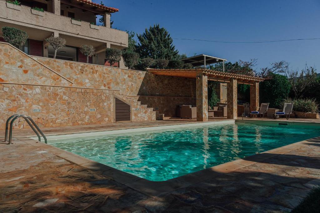 uma piscina em frente a uma casa em Pool and Sea View Apartments em Aghia Marina