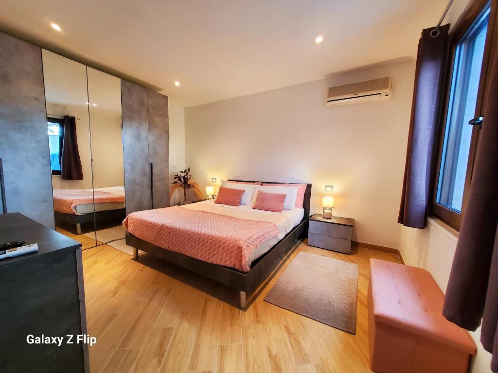 sypialnia z łóżkiem i lustrem w obiekcie Villa Tore w mieście Quartu SantʼElena