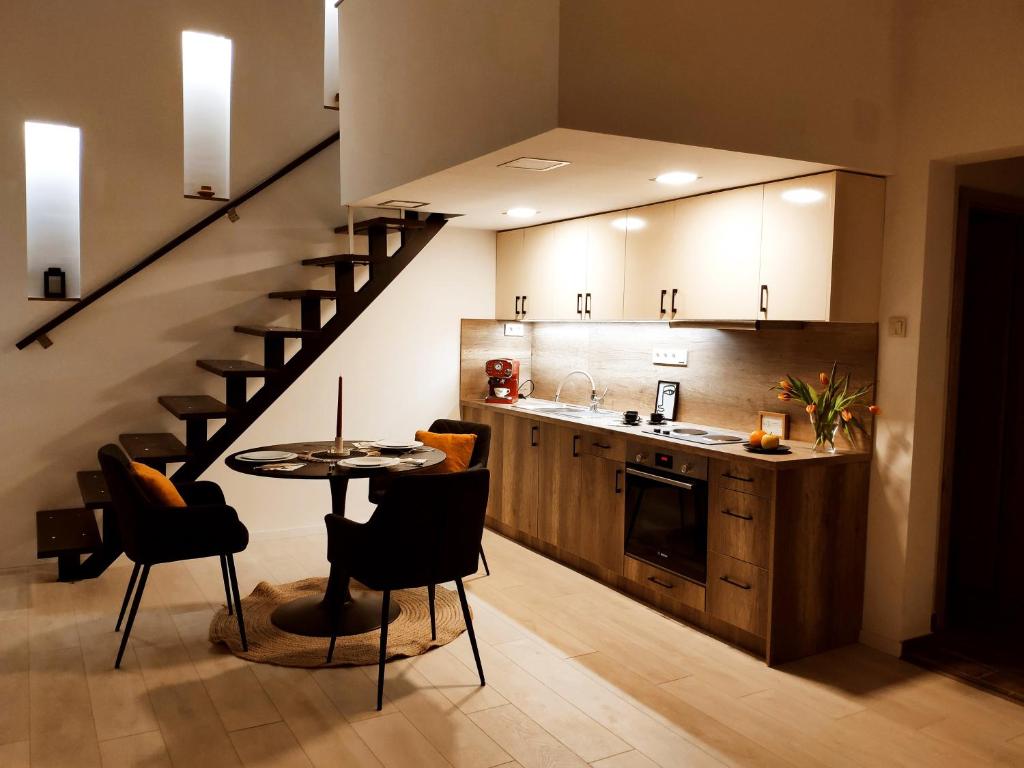 cocina con mesa de comedor y escalera en F27 Ferenc Apartment, en Budapest