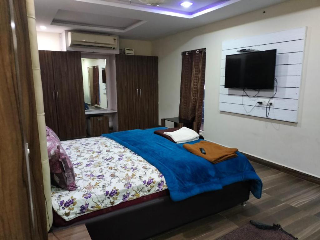 เตียงในห้องที่ Mahathi Residency
