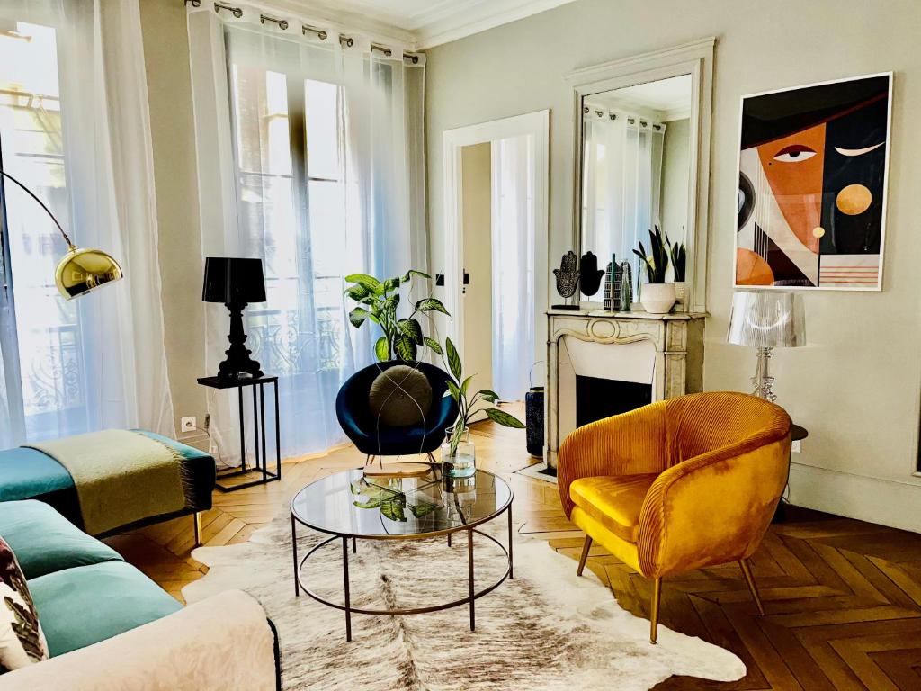 een woonkamer met een bank en een tafel bij Luxury Flat in Le Marais - Central Paris in Parijs