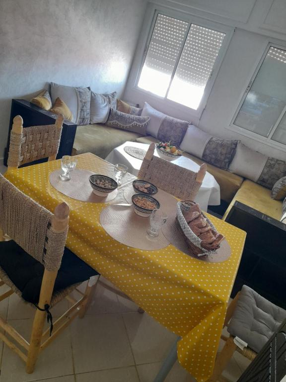 un tavolo con una tovaglia gialla a pois di Nawal Tigumi ad Agadir