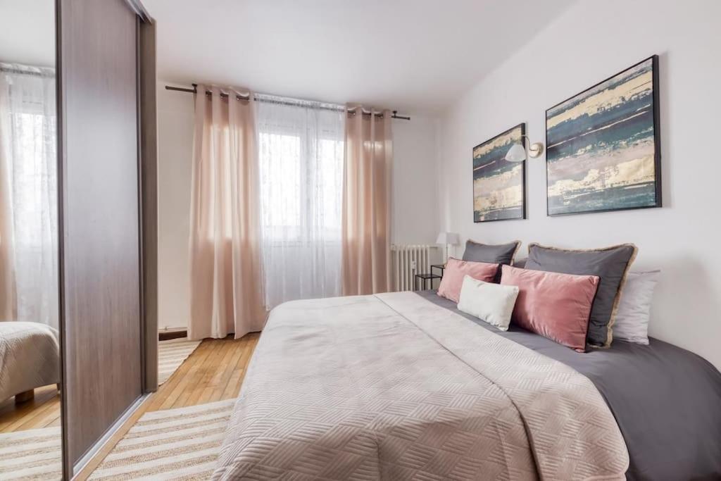 A bed or beds in a room at Le versaillais Gare/Château/Wifi/Netflix