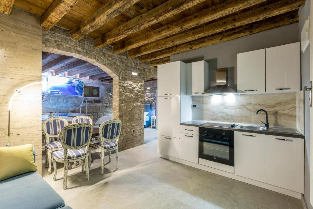 Kuchyňa alebo kuchynka v ubytovaní ROYAL SPA-LATUM APARTMENT
