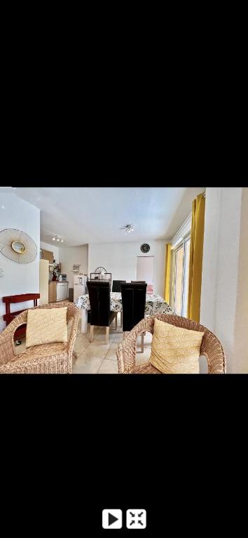 Posedenie v ubytovaní Appartement piscine 500m de la plage vue montagne