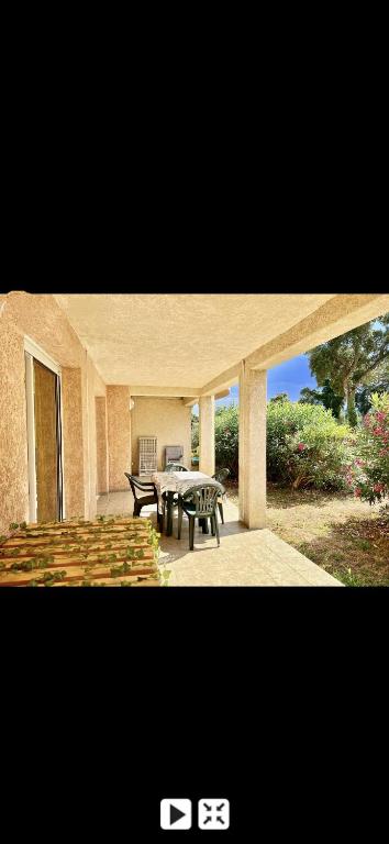 Fotografia z galérie ubytovania Appartement piscine 500m de la plage vue montagne v destinácii Moriani Plage