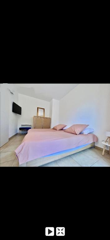 Posteľ alebo postele v izbe v ubytovaní Appartement piscine 500m de la plage vue montagne
