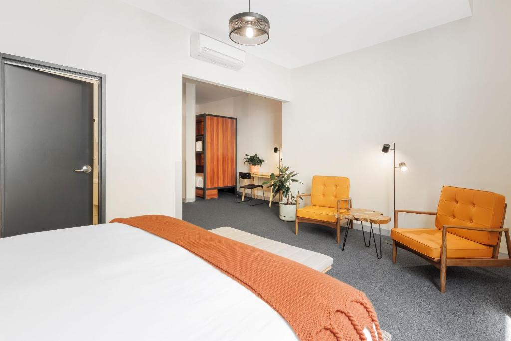 Postel nebo postele na pokoji v ubytování Bounce Melbourne - formerly Roamer