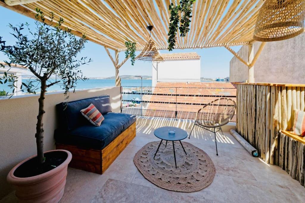 - un salon avec un canapé et une table dans l'établissement Maison bohème au bord de l'eau, à Sète