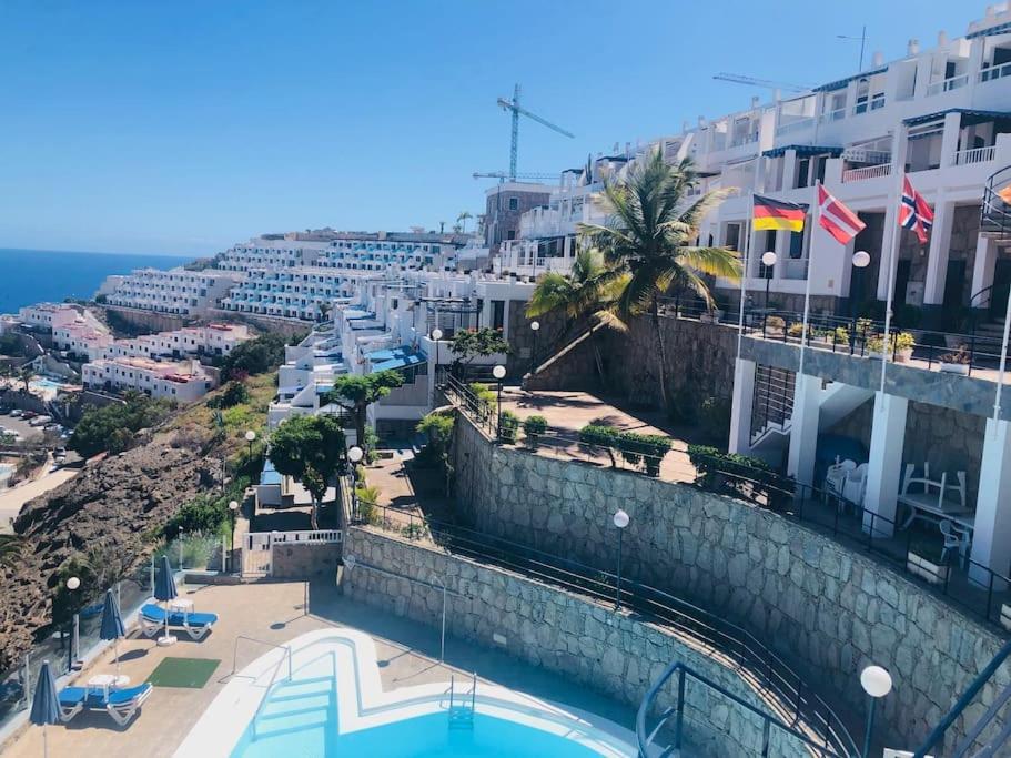 widok na basen z budynku w obiekcie Welcome to your paradise at Puerto Rico de Gran Canaria! w mieście Puerto Rico de Gran Canaria