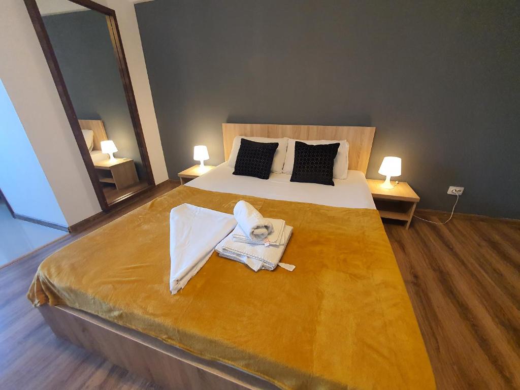 1 dormitorio con 1 cama grande y toallas. en Apartment Villa, en Bucarest