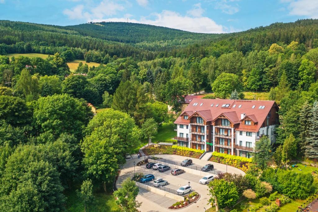 een luchtzicht op een hotel midden in een bos bij Turmalin Apartamenty in Świeradów-Zdrój