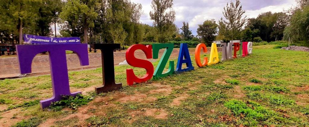 una señal que dice tsa en un parque en Rakamaz Tisza Kemping, en Rakamaz
