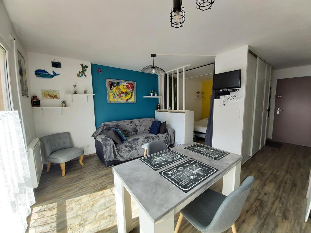un salon avec une table et un canapé dans l'établissement Luz St Sauveur, Appartement 3 personnes, superbe vue montagne, exposé sud, Résidence très calme, à Luz-Saint-Sauveur
