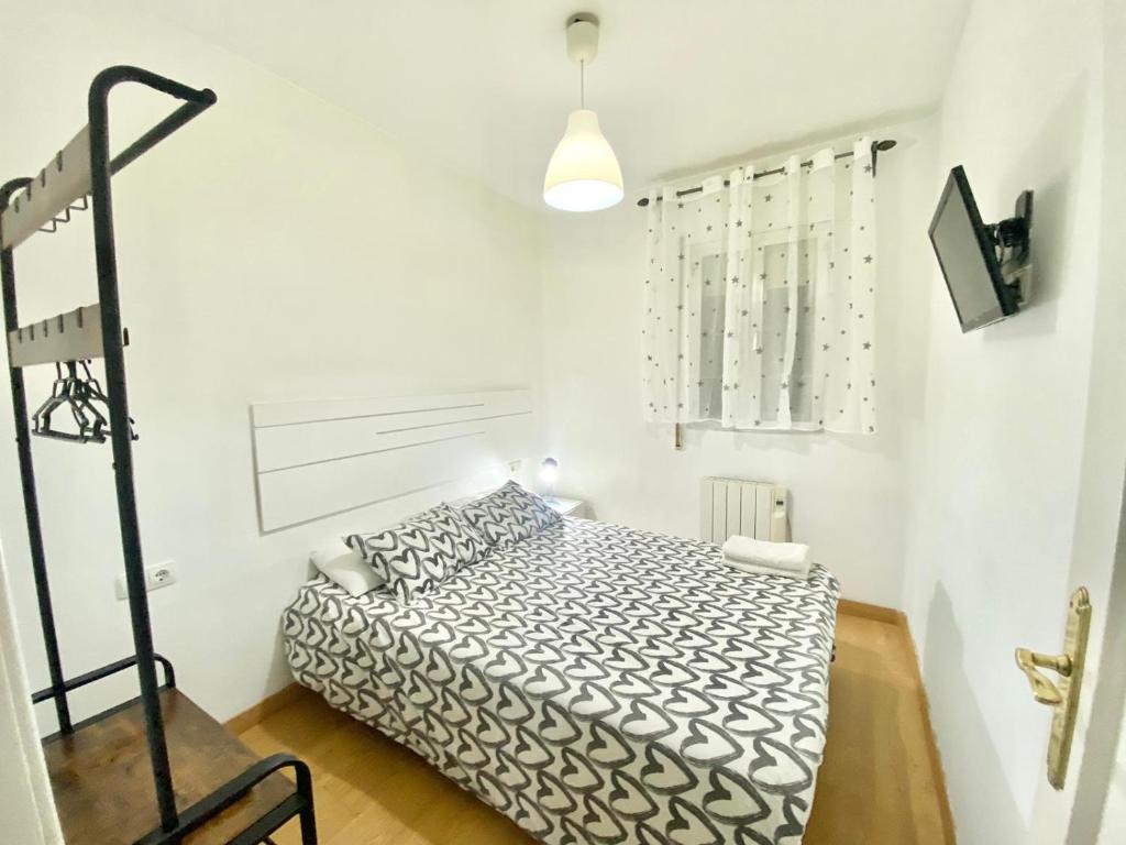 マドリードにあるJaime el Conquistador Apartmentの白い部屋のベッドルーム1室(ベッド1台付)