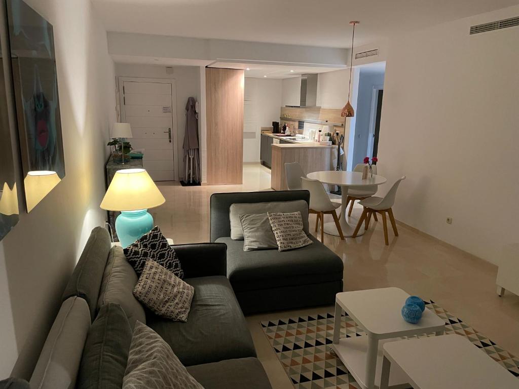 Posedenie v ubytovaní Stunning Modern 2 Bedroom Apartment - Alcazaba Lag