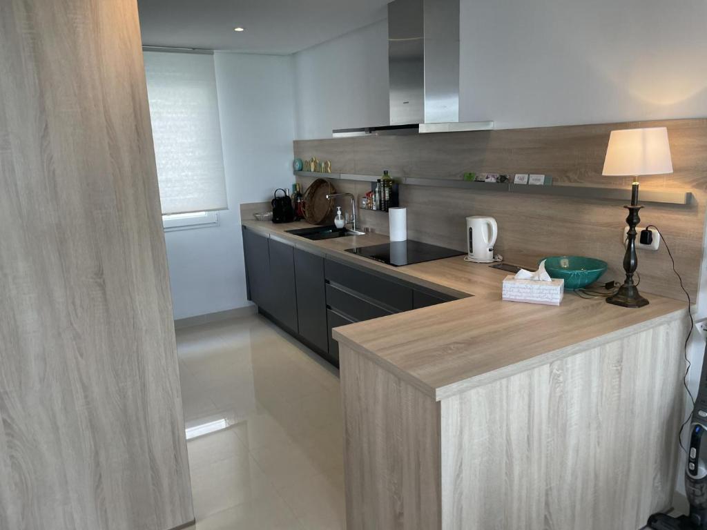 Kuchyňa alebo kuchynka v ubytovaní Stunning Modern 2 Bedroom Apartment - Alcazaba Lag