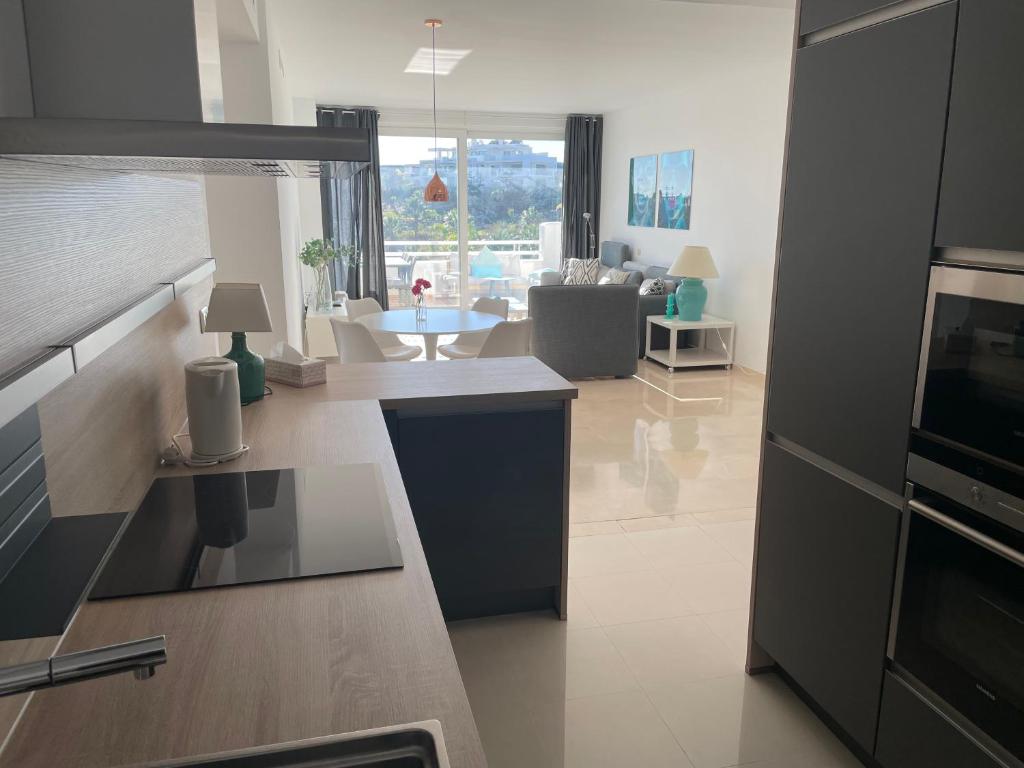 Kuchyňa alebo kuchynka v ubytovaní Stunning Modern 2 Bedroom Apartment - Alcazaba Lag