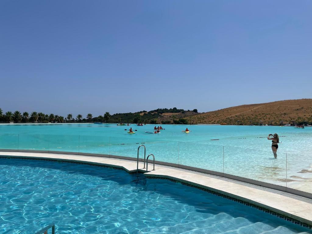 Bazén v ubytovaní Stunning Modern 2 Bedroom Apartment - Alcazaba Lag alebo v jeho blízkosti