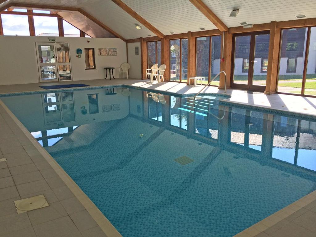 a large swimming pool in a house at Green Acres Cottages in Par