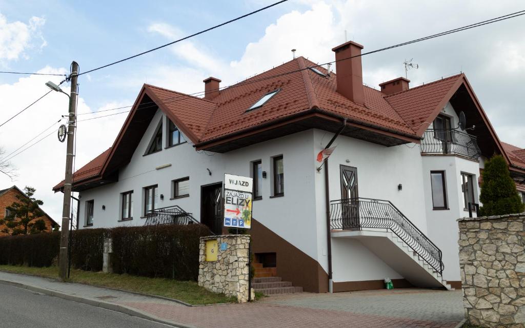 uma casa branca com um telhado vermelho em Zajazd u ELiZY em Czajowice