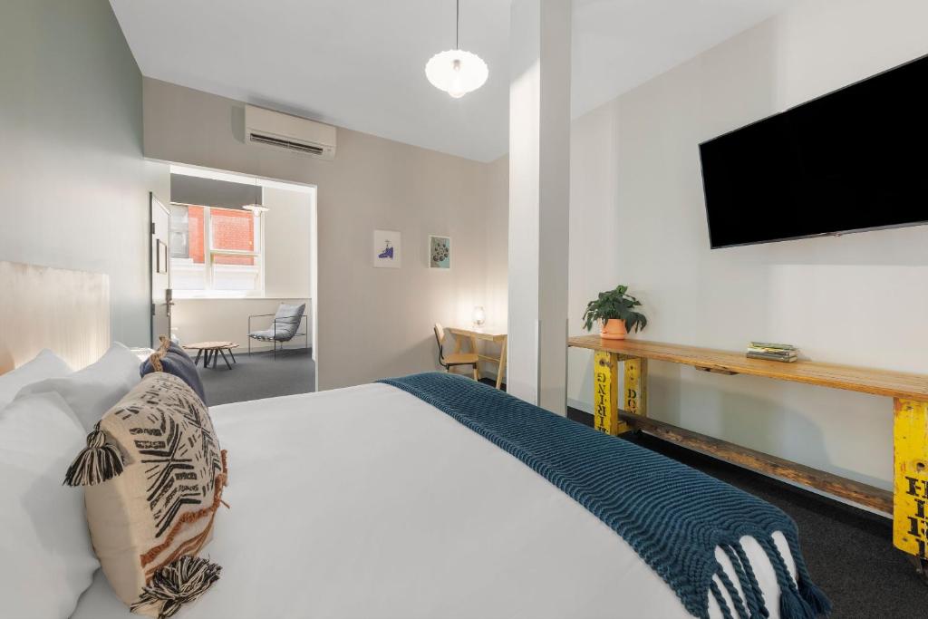 Postel nebo postele na pokoji v ubytování Bounce Melbourne - formerly Roamer