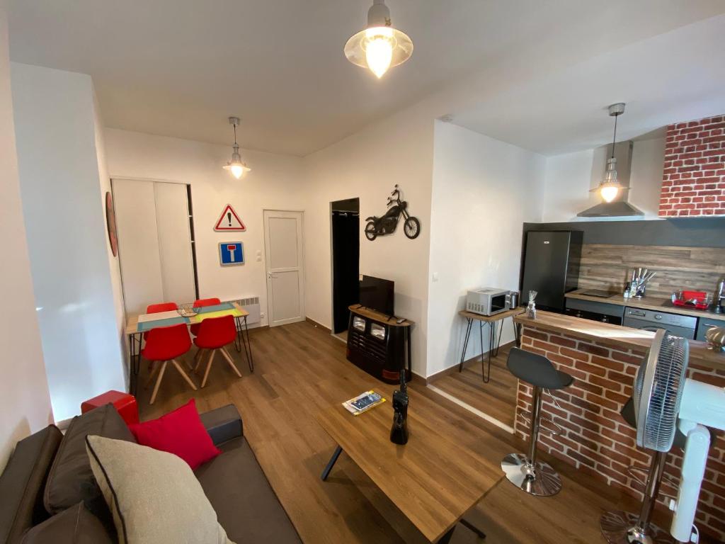 un salon avec un canapé et une cheminée dans l'établissement Appartement entier au cœur du village 40m2, à Saint-Cyr-sur-Mer