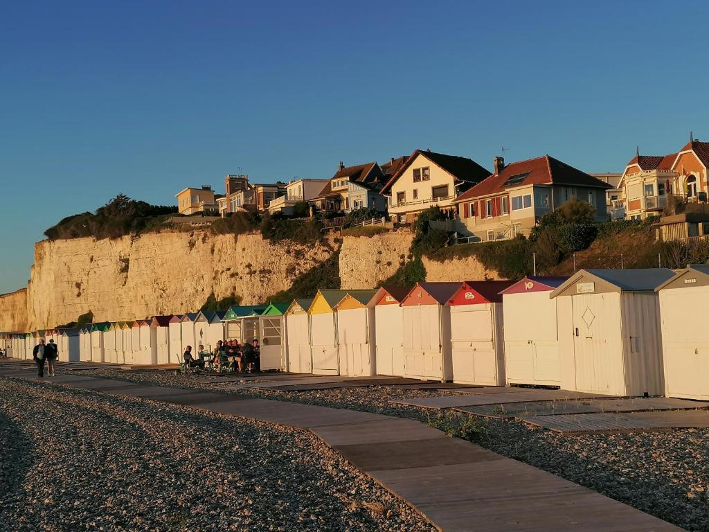 Une rangée de cabanes de plage sur le côté d'une falaise dans l'établissement LE PHARE, à Criel-sur-Mer