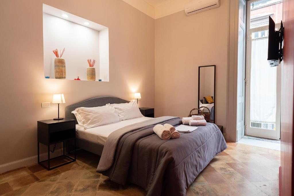 een slaapkamer met een bed met twee handdoeken erop bij B&B o' Panar al Duomo in Napels