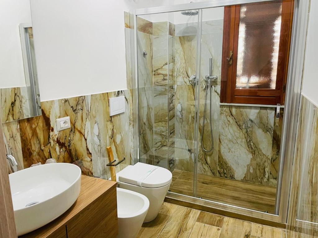 W łazience znajduje się prysznic, toaleta i umywalka. w obiekcie Eloro casa vacanza w mieście Noto Marina