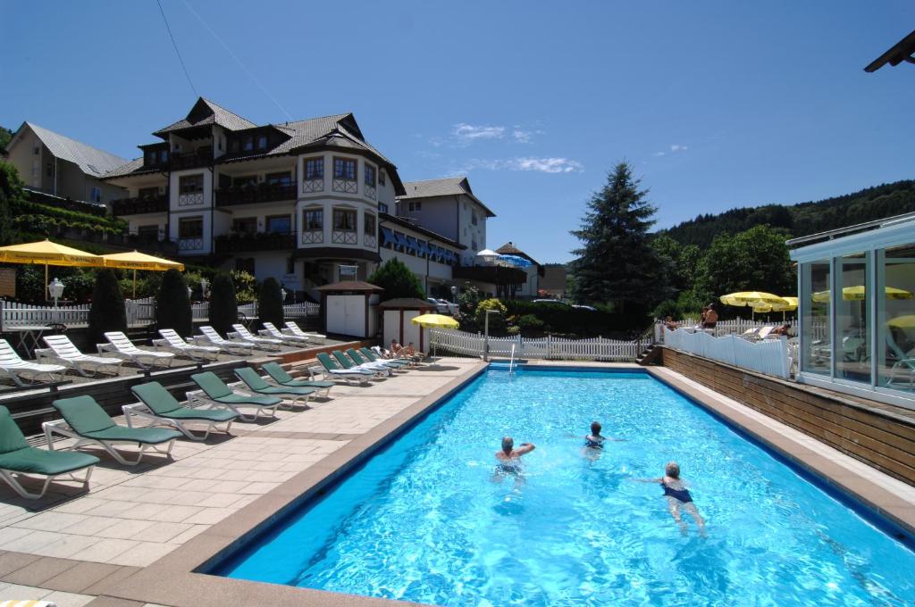 twee personen in het zwembad van een hotel bij Hotel Badischer Hof in Biberach bei Offenburg