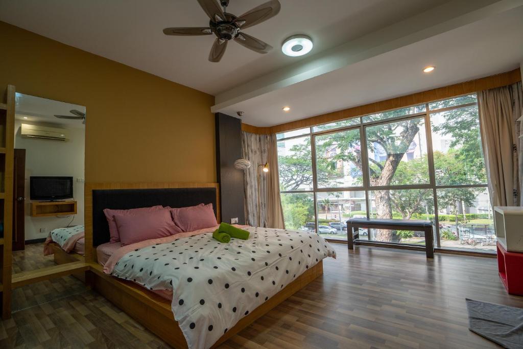 um quarto com uma cama e uma grande janela em Cozy Gurney Georgetown Private Apartment Penang em George Town