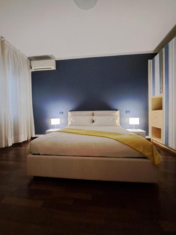 1 dormitorio con 1 cama grande y pared azul en Fancy Monique en Milán