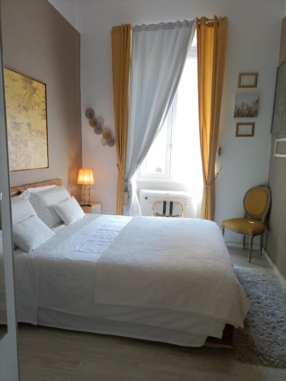 Un dormitorio con una cama blanca grande y una ventana en Luca's Vatican Hospitality, en Roma