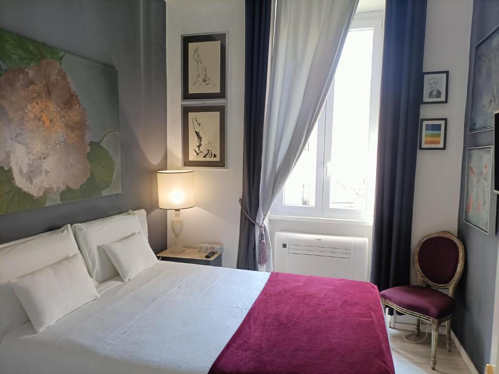 ローマにあるLuca's Vatican Hospitalityのベッドルーム(白いベッド1台、窓付)