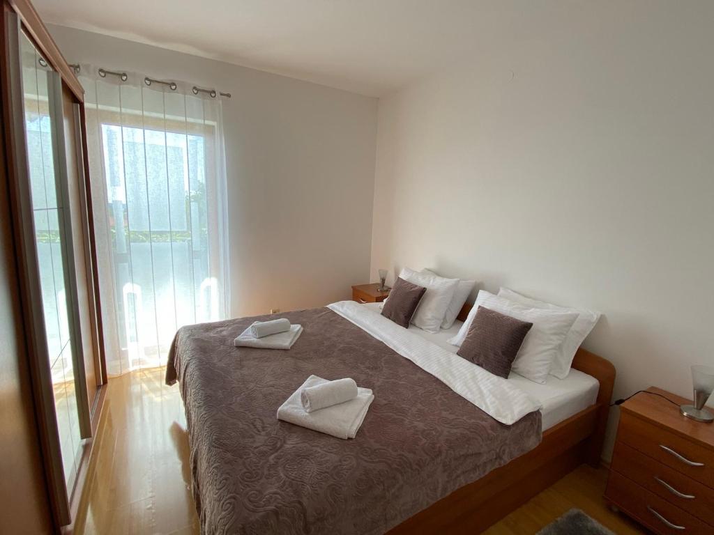 - une chambre avec un grand lit et 2 serviettes dans l'établissement Sea View Suite, à Orašac