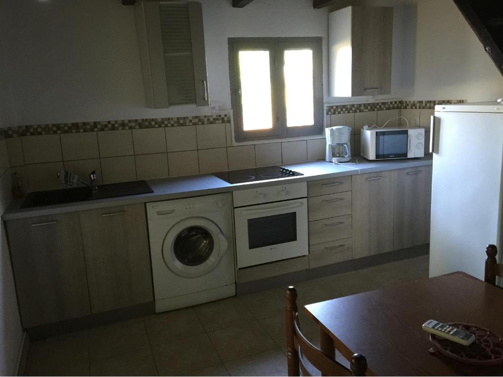 Kuchyňa alebo kuchynka v ubytovaní Appartements bord de mer - Accès privé à la plage