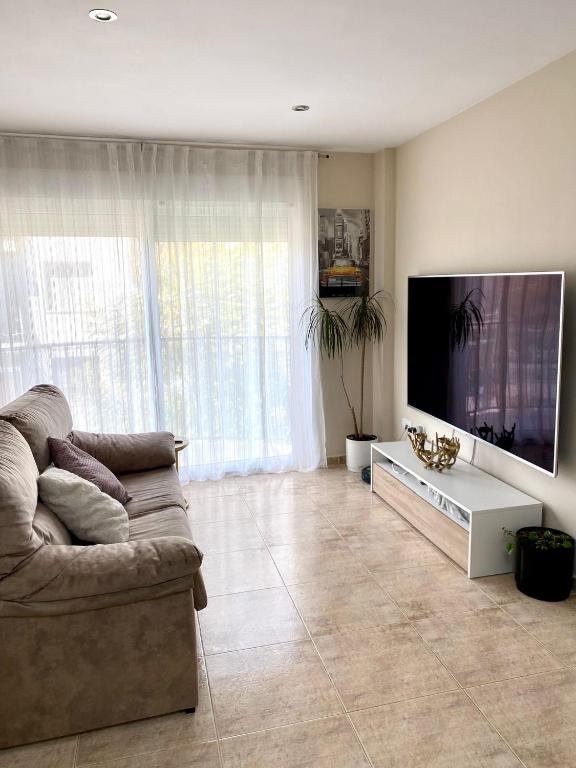 TV a/nebo společenská místnost v ubytování Apartamento Vinaròs (5 min andando del centro)