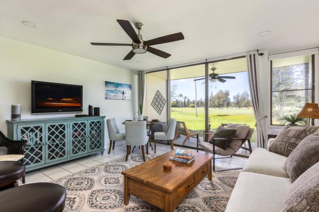 Seating area sa Gorgeous One Bedroom golf course front