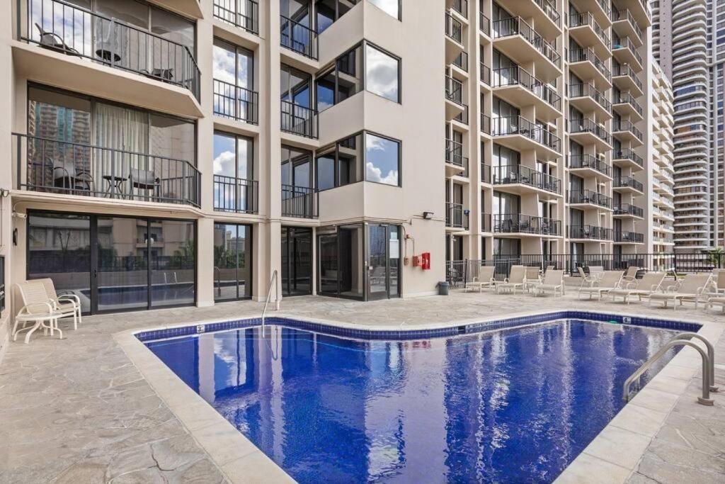 Bazén v ubytování Incredible Location FREE parking in Waikiki nebo v jeho okolí