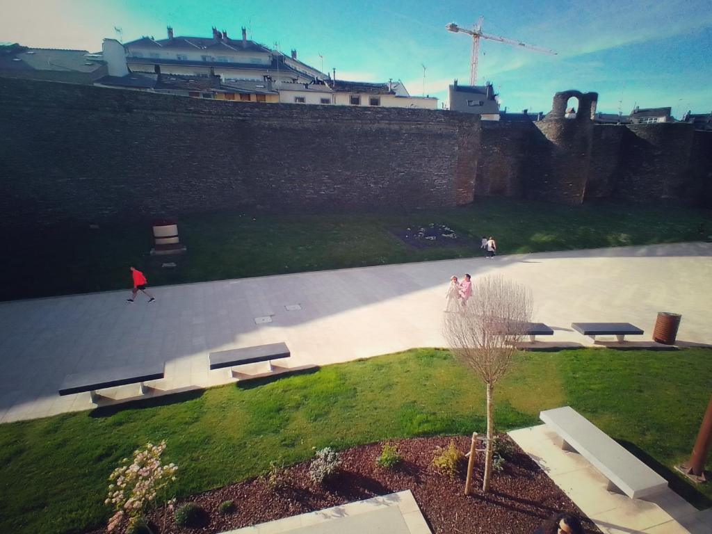 uma vista aérea de um parque com bancos e uma parede em Hostal Pensión Mar de Plata em Lugo