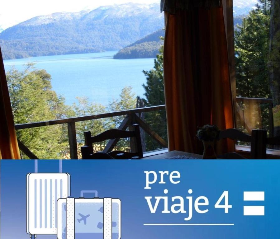 uma vista para um quarto com uma mala e uma janela em Paisaje Bandurrias em Villa La Angostura