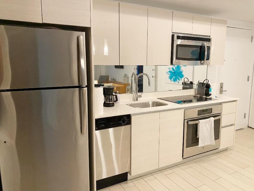 Dapur atau dapur kecil di Boutique-Style Miami Apt, Comfort, Design & Sea View -26A